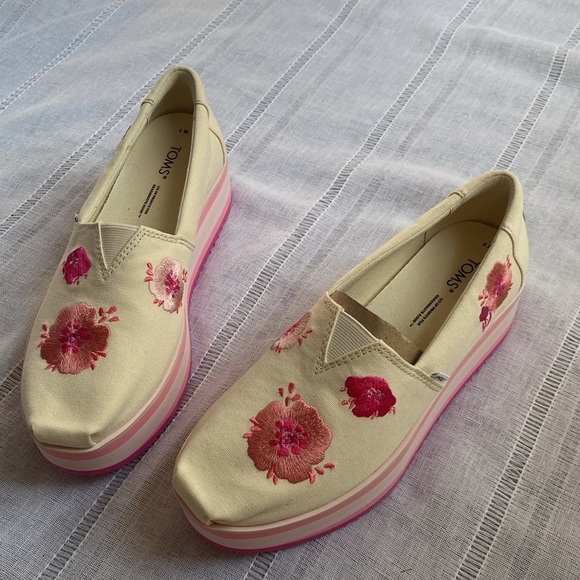 TOMS NWT embroidered platform shoes. - Picture 6 of 12
